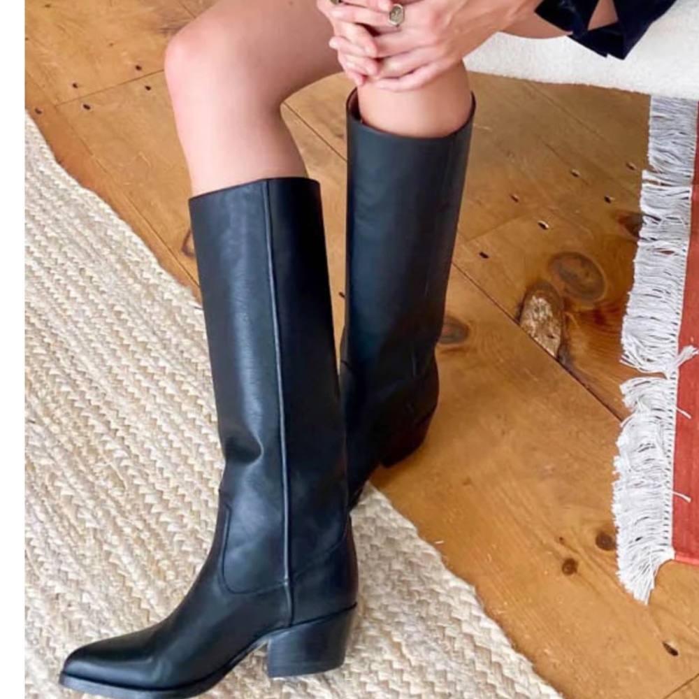 Etienne Aigner black leather boots